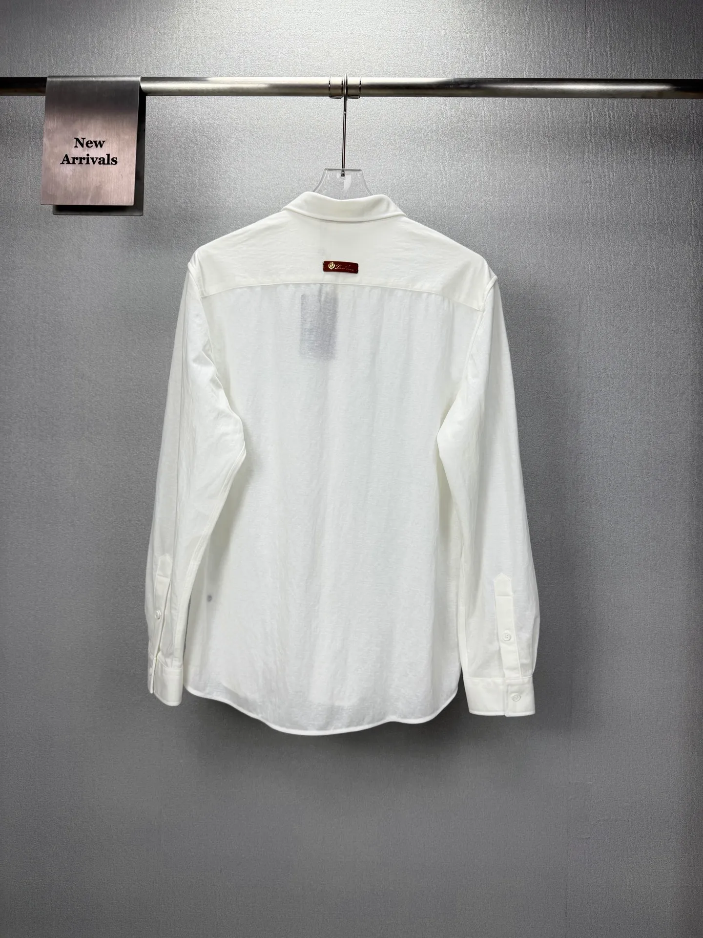 Loro Piana 2026 New Arrival Solid Color Linen Couple Style Lapel Shirt High Version High Version The fabric is made of linen, cotton, nylon composite materials, the whole body is solid color, simple and loose fit, and the leather letter logo embroidery design on the back neck is fashionable and personalized. Super Versatile and good-looking shirt. Very suitable for both men and women. A must-have for everyone. Packaging Tag Collar Label Washed Wheat Complete 👍 Colors: Navy Blue, Gray, Khaki, White Sizes:M-4XL